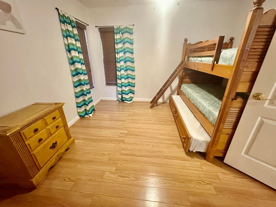 出租: $5,500 (5 贝兹, 3 浴室, 2644 平方英尺)