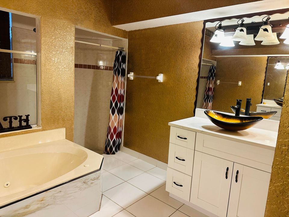 出租: $5,500 (5 贝兹, 3 浴室, 2644 平方英尺)