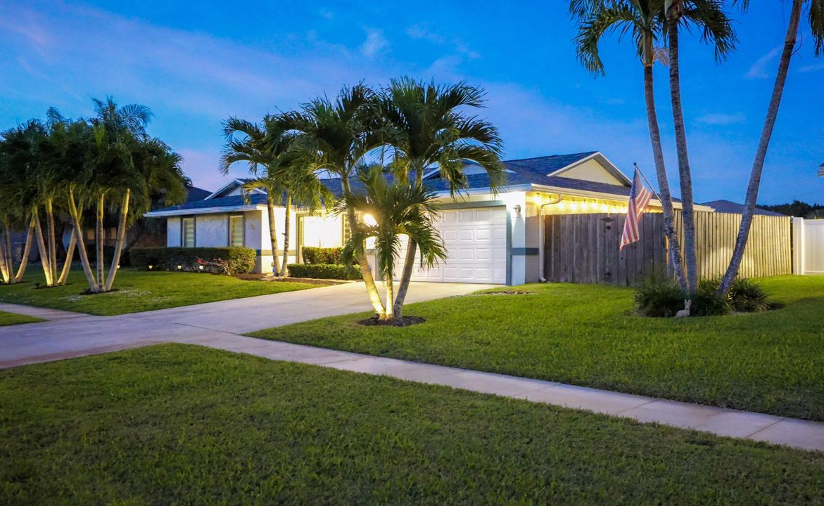 For Sale: $589,000 (3 beds, 2 baths, 1282 Square Feet)