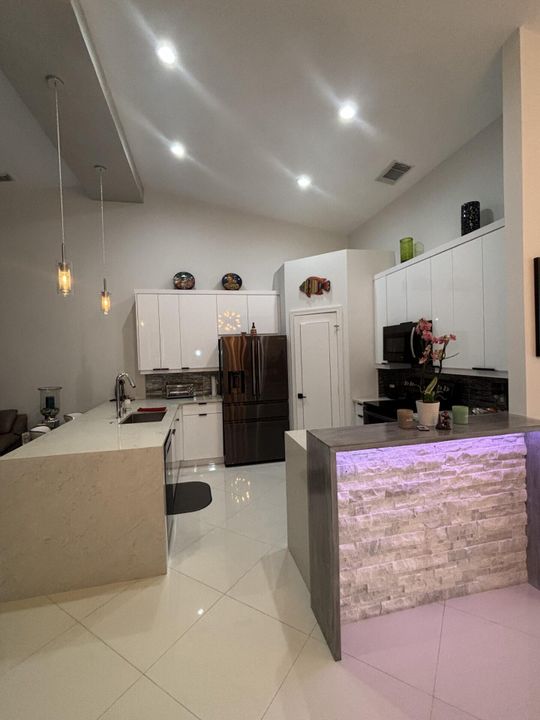 For Rent: $2,300 (2 beds, 2 baths, 1368 Square Feet)