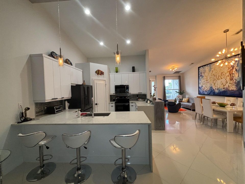 For Rent: $2,300 (2 beds, 2 baths, 1368 Square Feet)