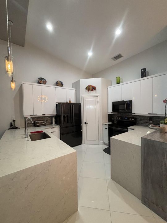 For Rent: $2,300 (2 beds, 2 baths, 1368 Square Feet)