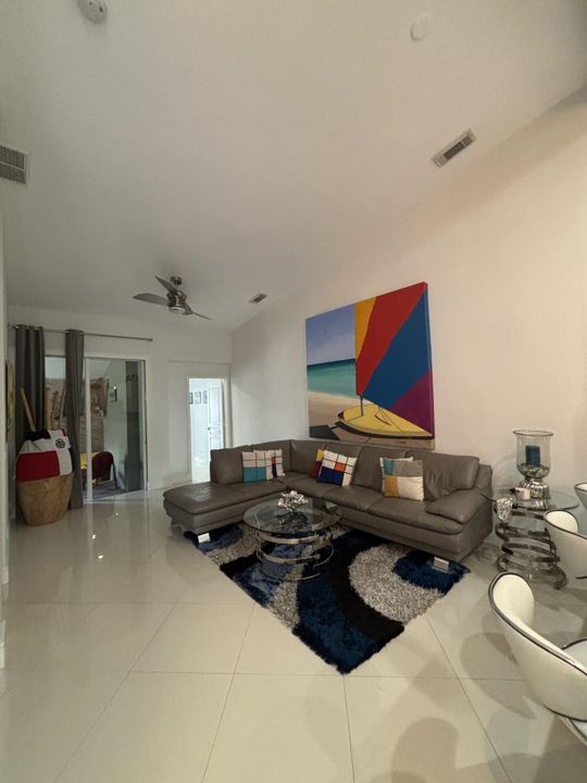 For Rent: $2,300 (2 beds, 2 baths, 1368 Square Feet)