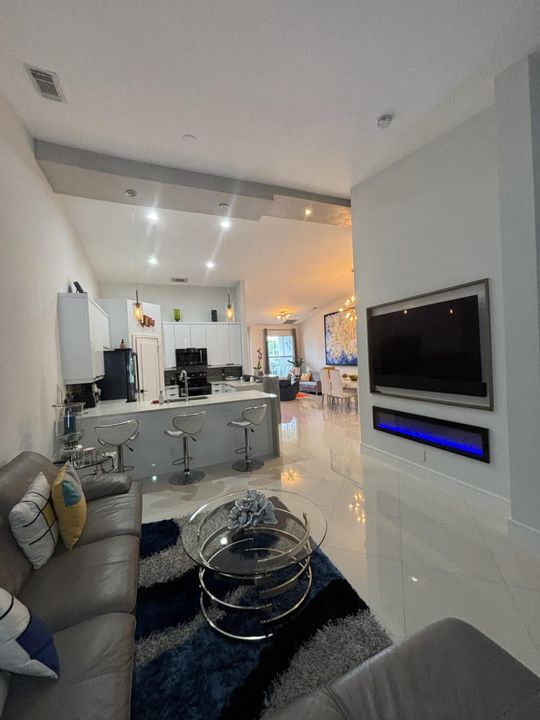 For Rent: $2,300 (2 beds, 2 baths, 1368 Square Feet)