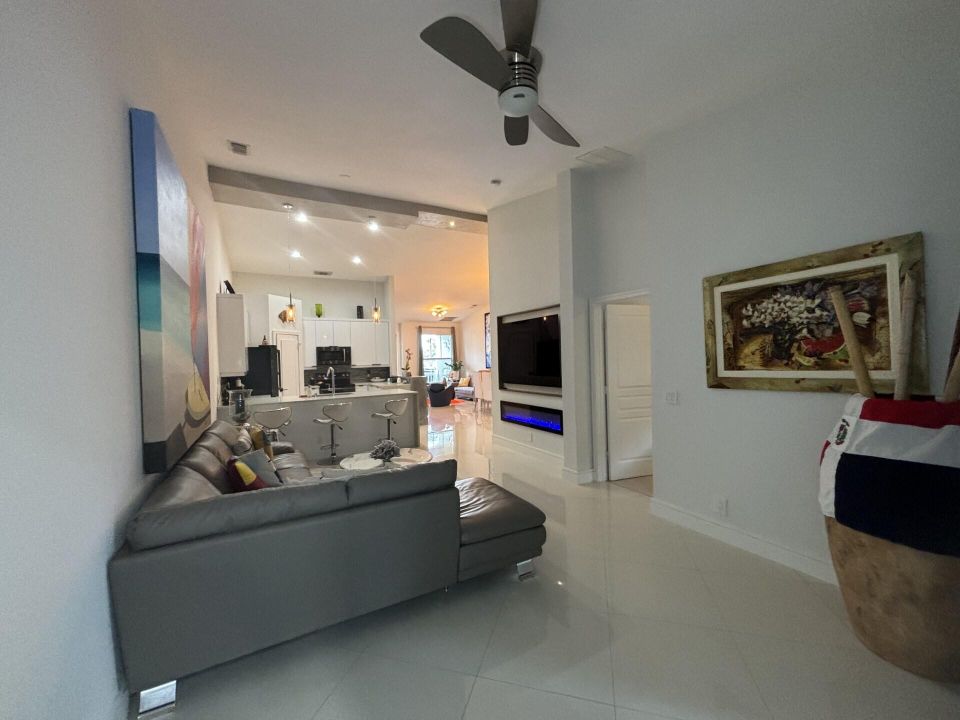 For Rent: $2,300 (2 beds, 2 baths, 1368 Square Feet)