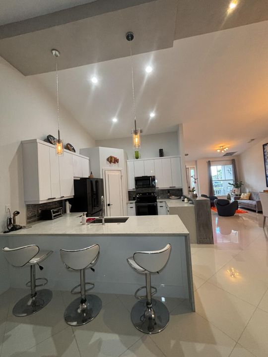 For Rent: $2,300 (2 beds, 2 baths, 1368 Square Feet)