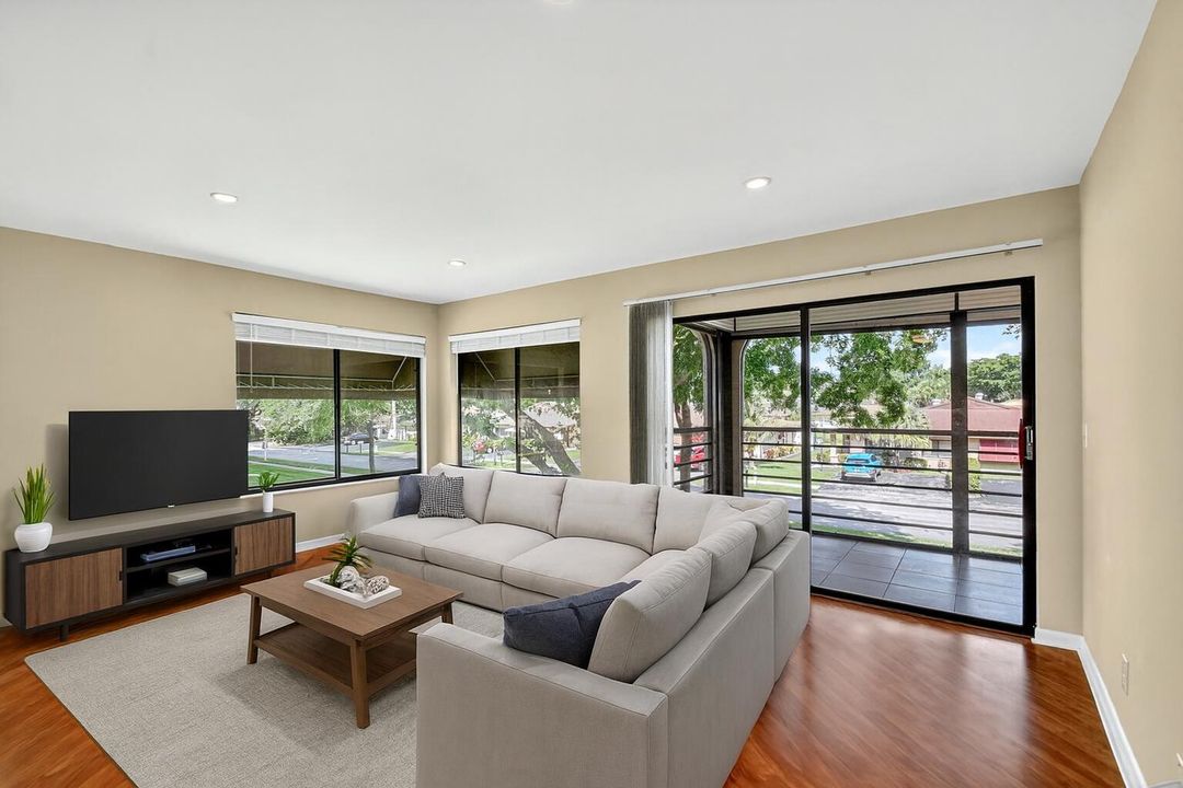 For Sale: $169,900 (2 beds, 2 baths, 1100 Square Feet)