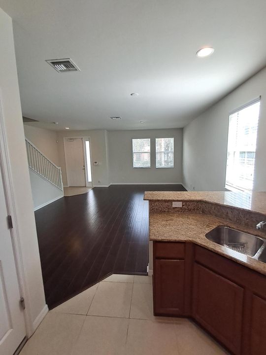 В аренду: $3,200 (3 спален, 2 ванн, 1601 Квадратных фут)