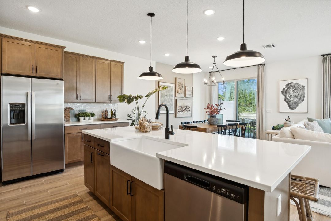 Под контрактом: $564,787 (3 спален, 2 ванн, 2057 Квадратных фут)