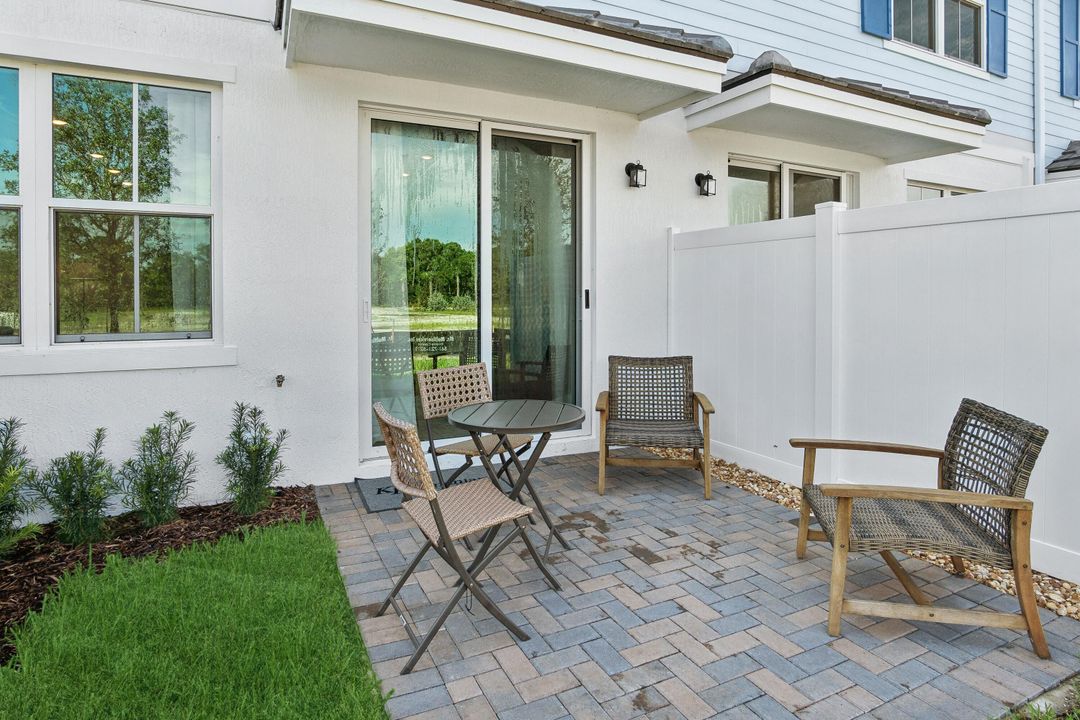 Под контрактом: $564,787 (3 спален, 2 ванн, 2057 Квадратных фут)