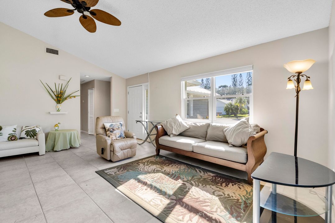 На продажу: $410,000 (2 спален, 2 ванн, 1160 Квадратных фут)