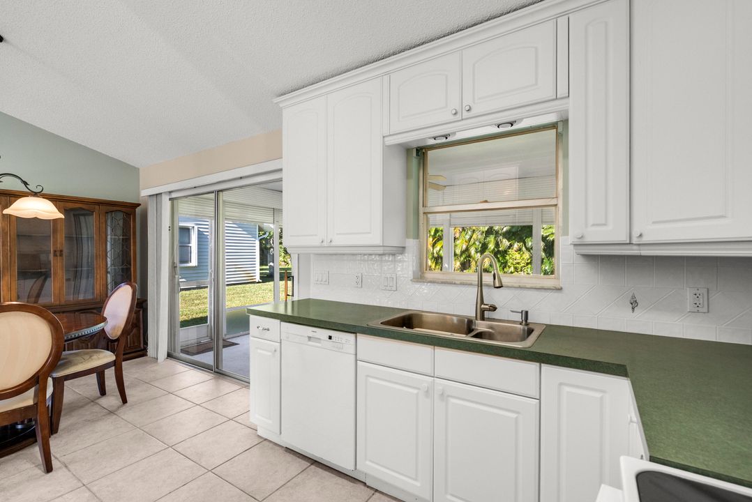 На продажу: $410,000 (2 спален, 2 ванн, 1160 Квадратных фут)