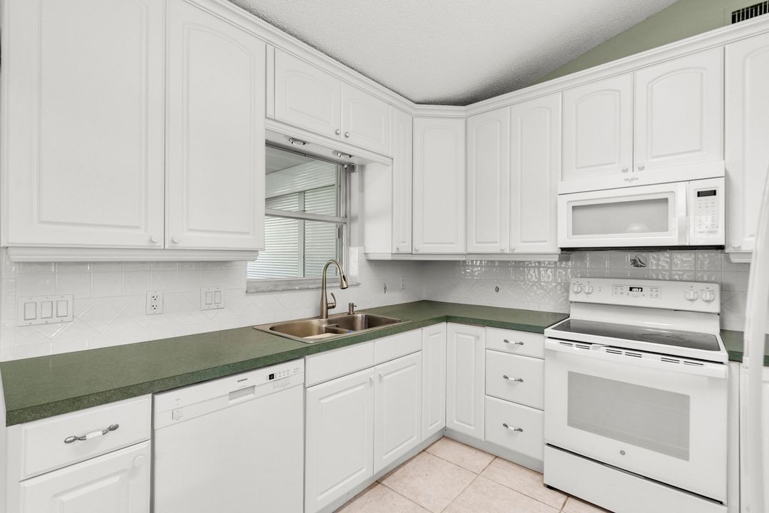 На продажу: $410,000 (2 спален, 2 ванн, 1160 Квадратных фут)