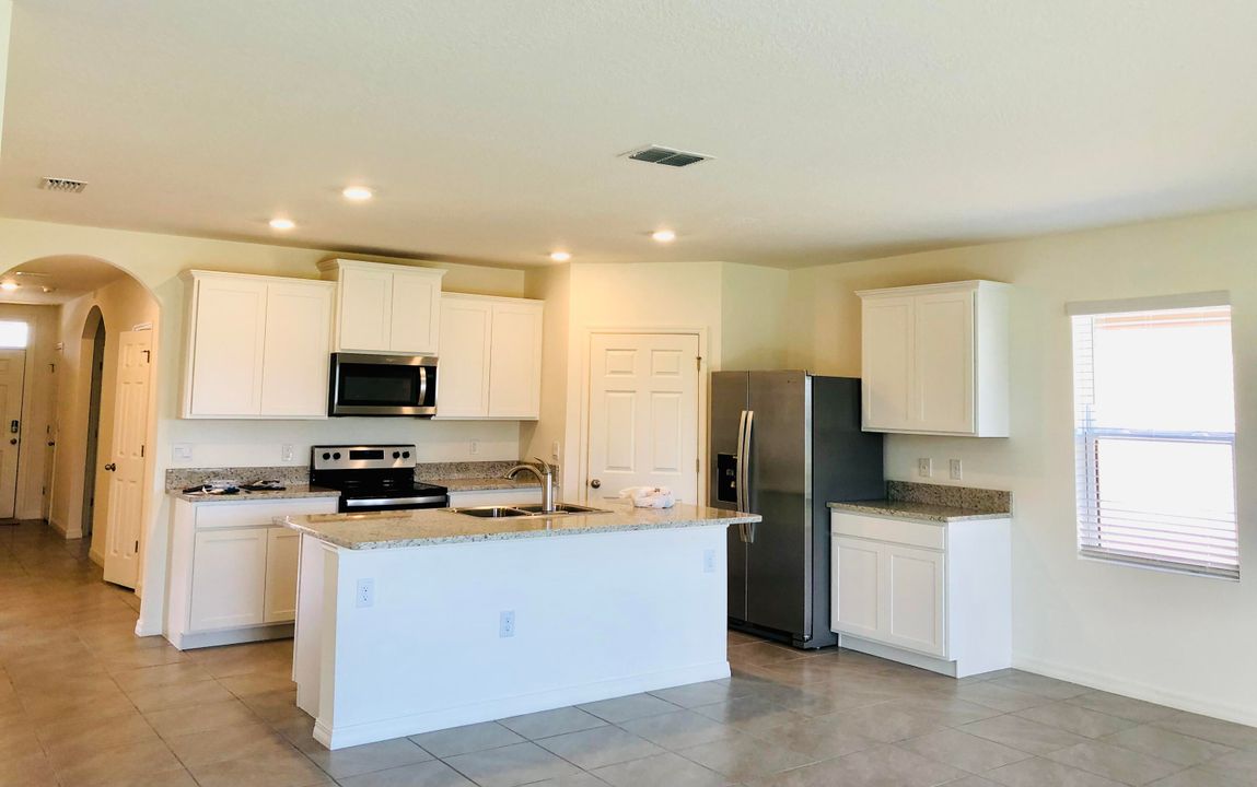 For Rent: $2,200 (4 beds, 2 baths, 1918 Square Feet)