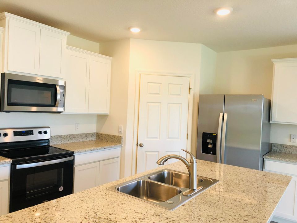 For Rent: $2,200 (4 beds, 2 baths, 1918 Square Feet)