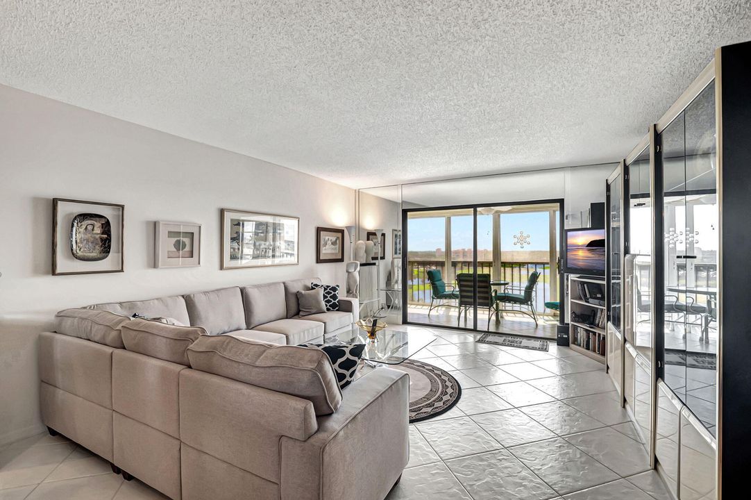 For Rent: $4,000 (2 beds, 2 baths, 1230 Square Feet)