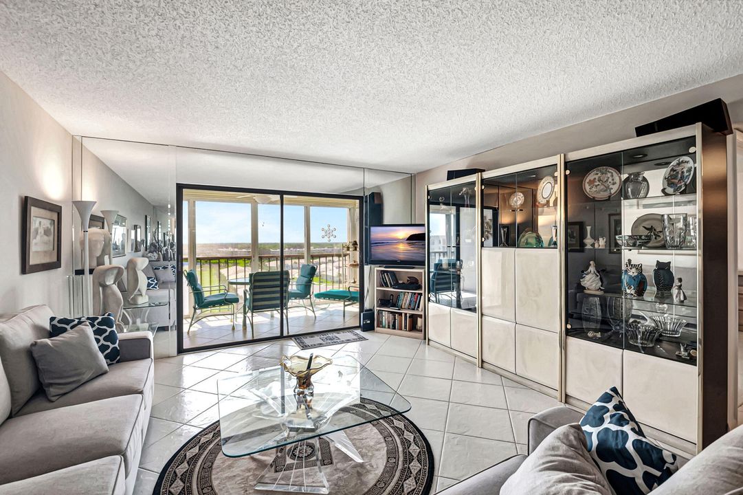 For Rent: $4,000 (2 beds, 2 baths, 1230 Square Feet)