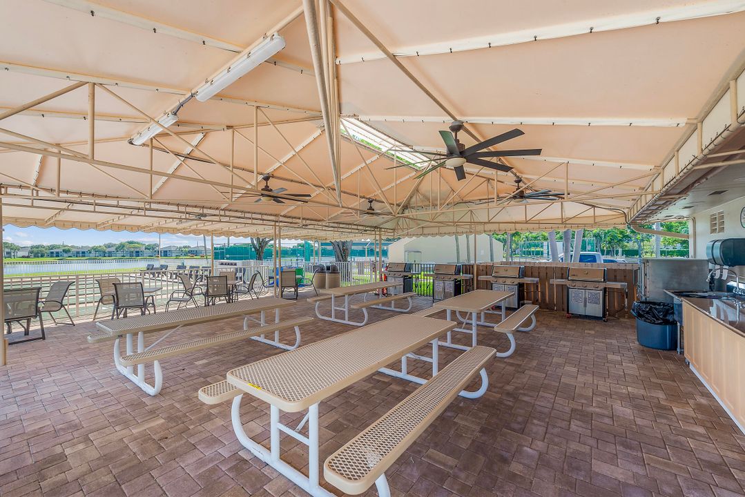 En Venta: $259,000 (2 camas, 2 baños, 1100 Pies cuadrados)