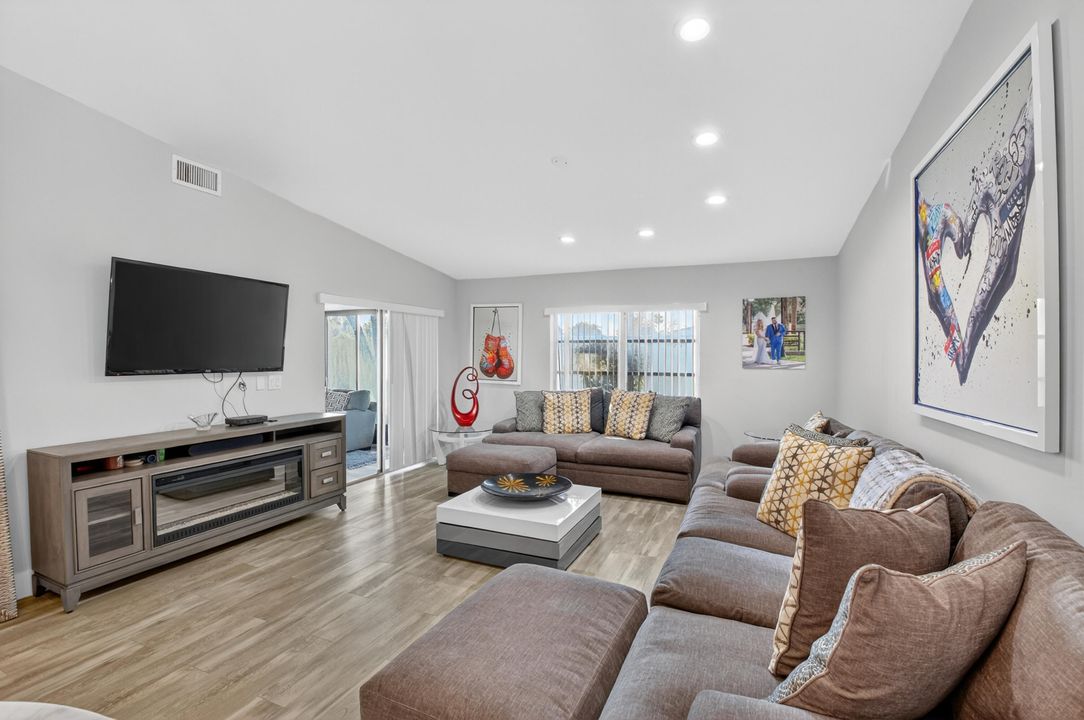 For Sale: $389,900 (2 beds, 2 baths, 1262 Square Feet)