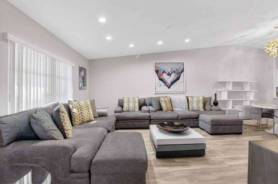 For Sale: $389,900 (2 beds, 2 baths, 1262 Square Feet)