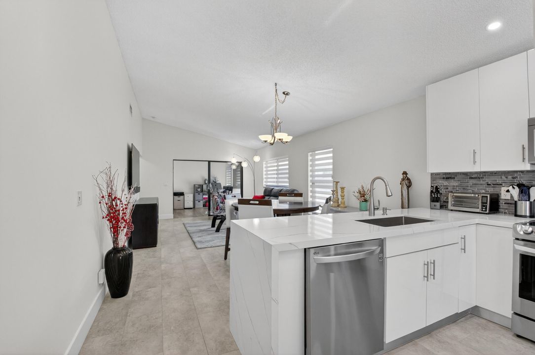 For Sale: $364,900 (2 beds, 2 baths, 1148 Square Feet)