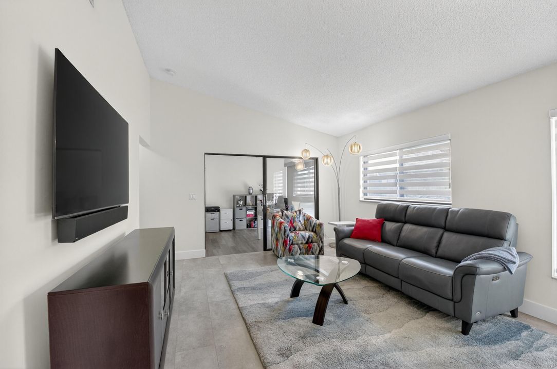 For Sale: $364,900 (2 beds, 2 baths, 1148 Square Feet)