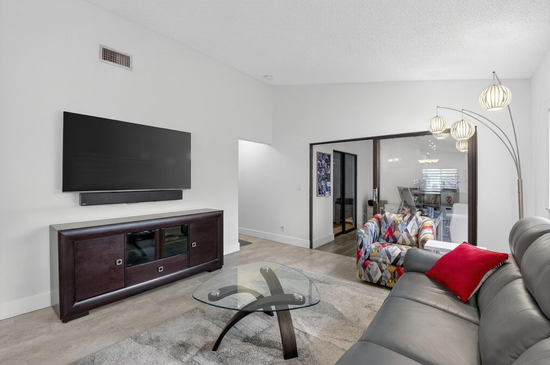 For Sale: $364,900 (2 beds, 2 baths, 1148 Square Feet)