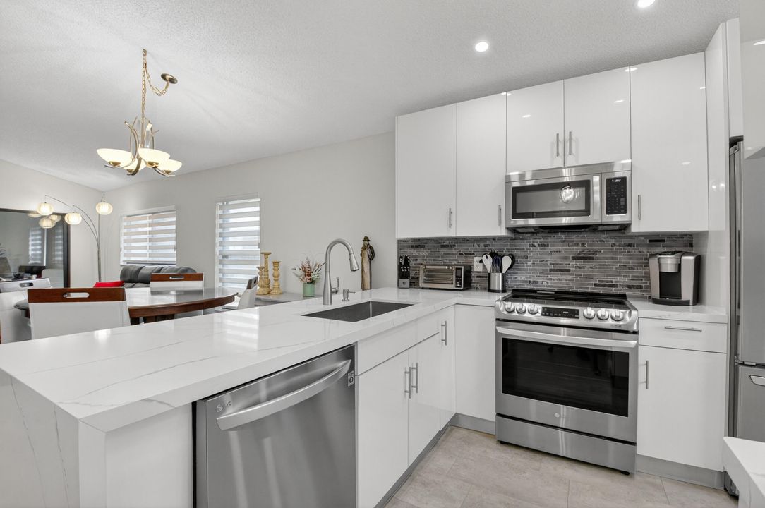 For Sale: $364,900 (2 beds, 2 baths, 1148 Square Feet)