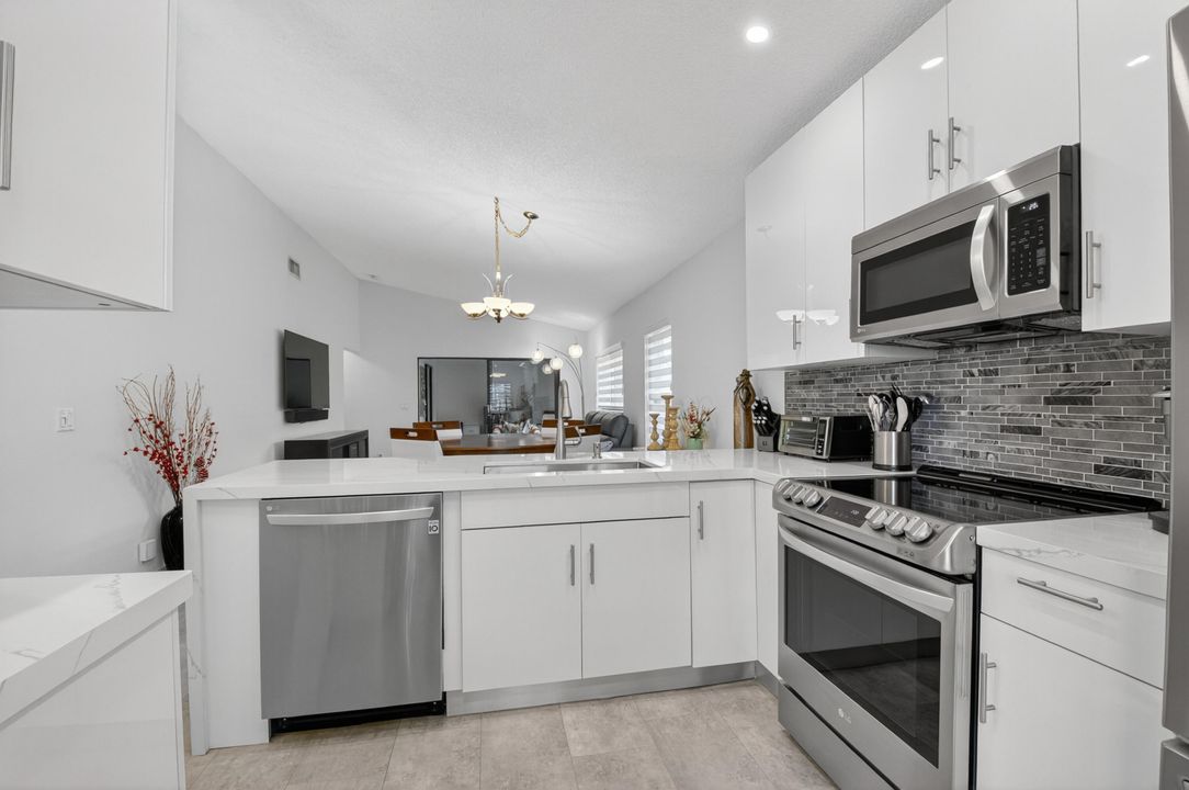 For Sale: $364,900 (2 beds, 2 baths, 1148 Square Feet)