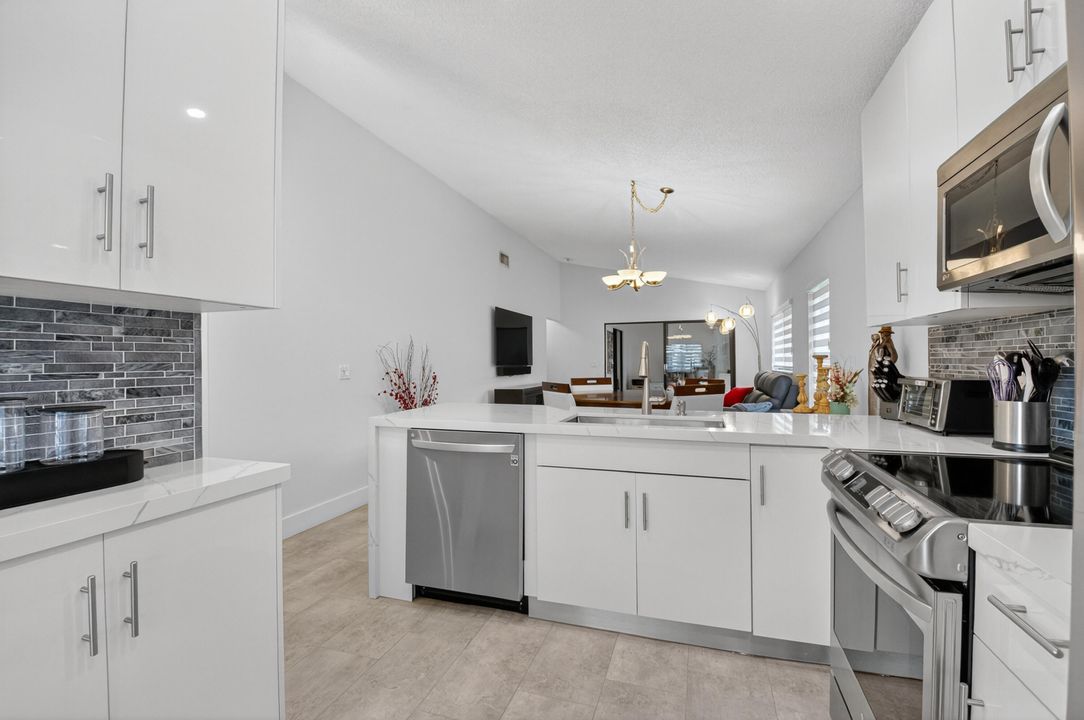 For Sale: $364,900 (2 beds, 2 baths, 1148 Square Feet)