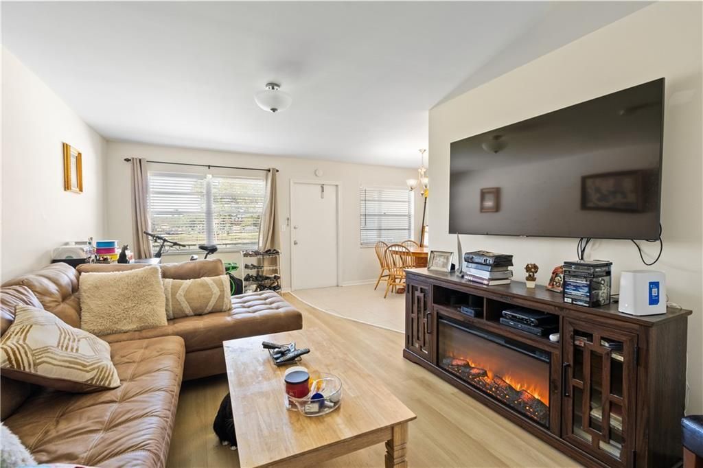 For Sale: $104,999 (1 beds, 1 baths, 750 Square Feet)