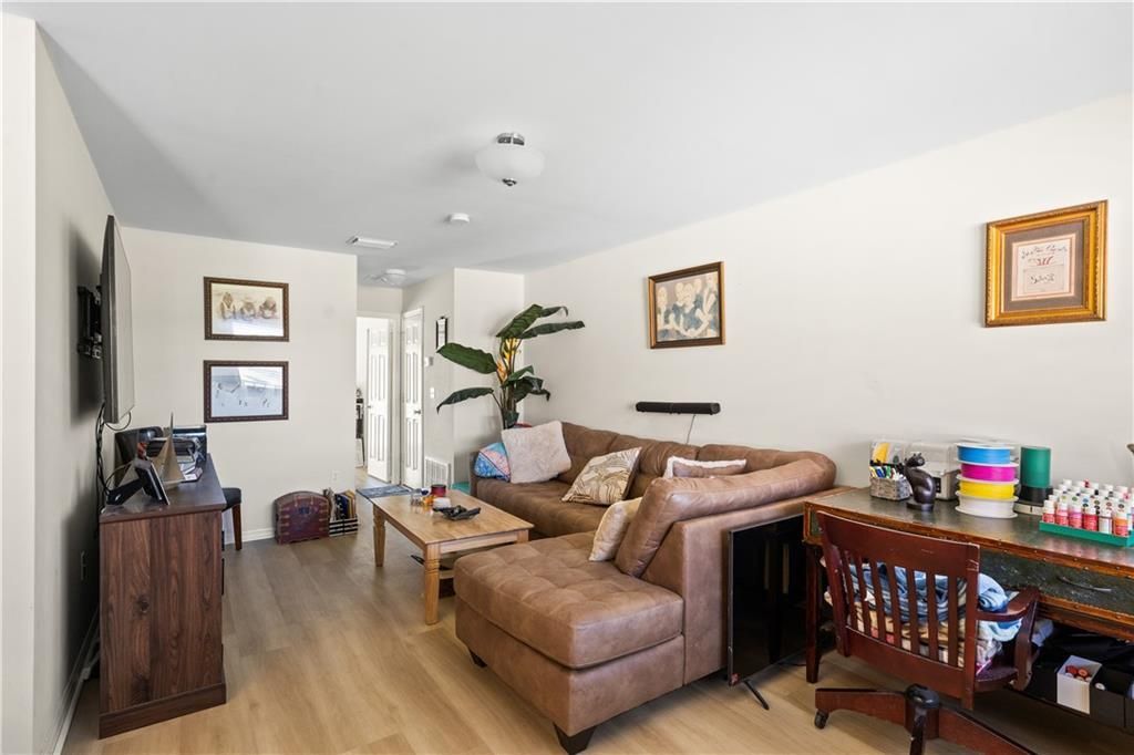 For Sale: $104,999 (1 beds, 1 baths, 750 Square Feet)