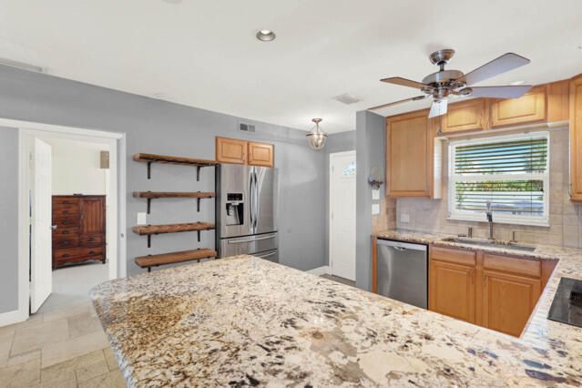 待售: $439,000 (2 贝兹, 2 浴室, 925 平方英尺)