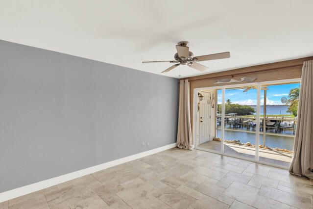 待售: $439,000 (2 贝兹, 2 浴室, 925 平方英尺)