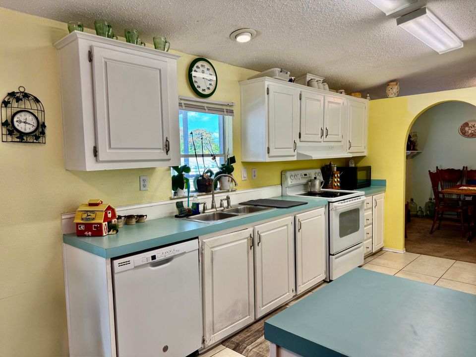 For Sale: $399,000 (3 beds, 2 baths, 1779 Square Feet)