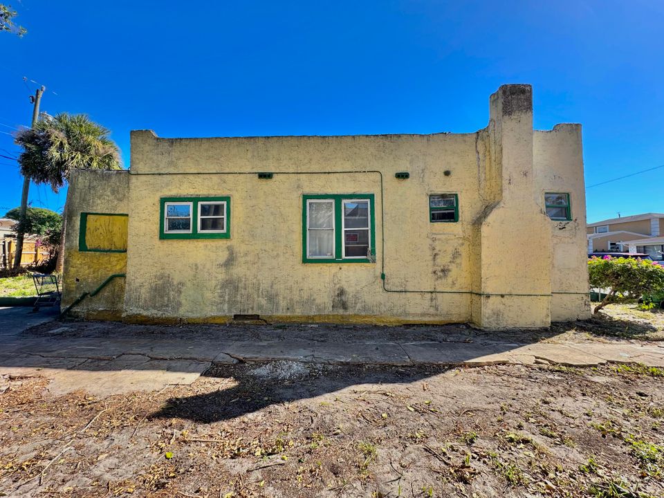 Active With Contract: $75,000 (3 beds, 1 baths, 984 Square Feet)