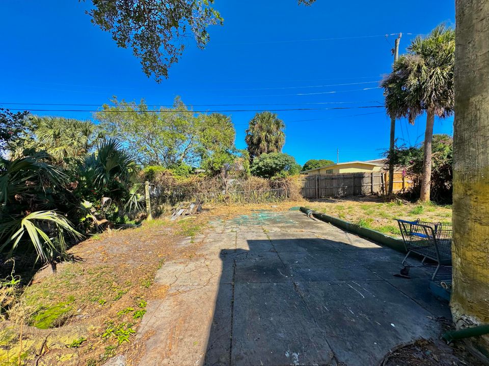 Active With Contract: $75,000 (3 beds, 1 baths, 984 Square Feet)