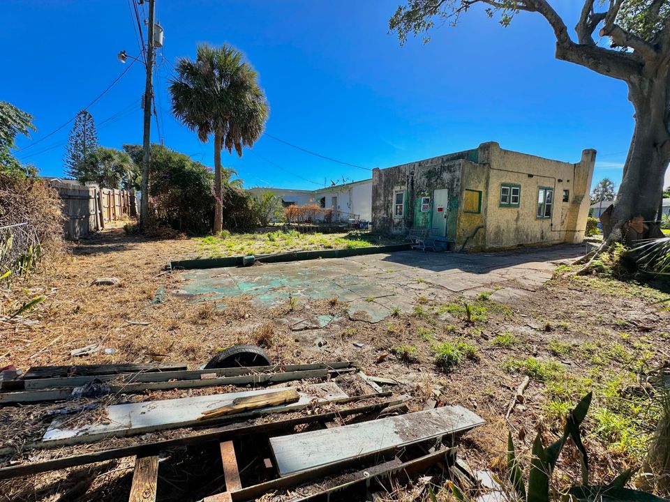 Active With Contract: $75,000 (3 beds, 1 baths, 984 Square Feet)