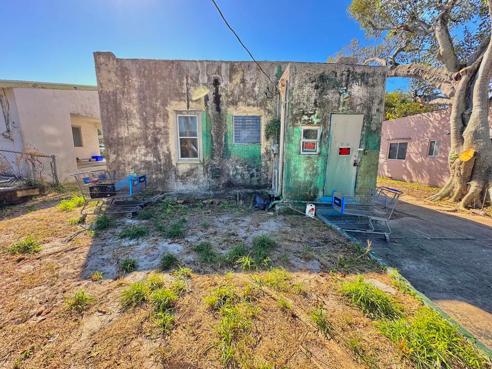 Active With Contract: $75,000 (3 beds, 1 baths, 984 Square Feet)