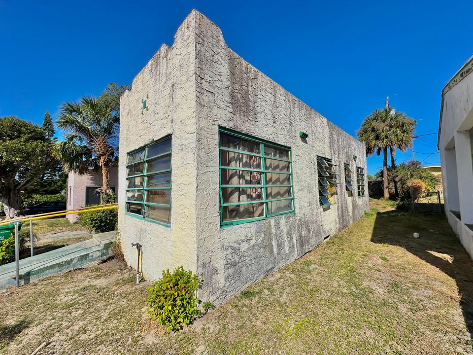 Active With Contract: $75,000 (3 beds, 1 baths, 984 Square Feet)