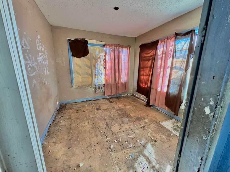 Active With Contract: $75,000 (3 beds, 1 baths, 984 Square Feet)