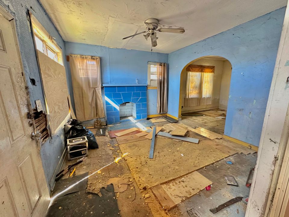 Active With Contract: $75,000 (3 beds, 1 baths, 984 Square Feet)