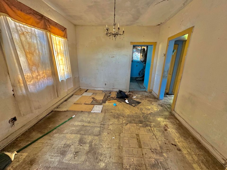 Active With Contract: $75,000 (3 beds, 1 baths, 984 Square Feet)