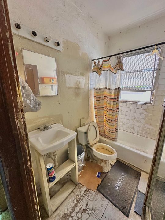 Active With Contract: $75,000 (3 beds, 1 baths, 984 Square Feet)