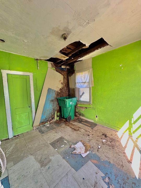 Active With Contract: $75,000 (3 beds, 1 baths, 984 Square Feet)