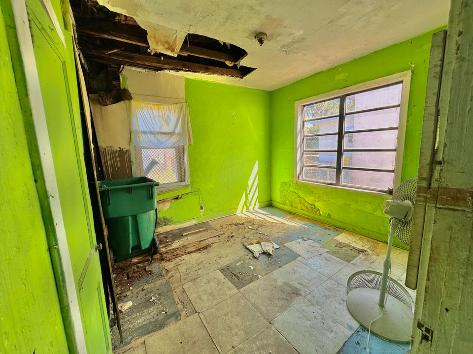 Active With Contract: $75,000 (3 beds, 1 baths, 984 Square Feet)