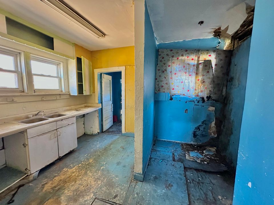 Active With Contract: $75,000 (3 beds, 1 baths, 984 Square Feet)