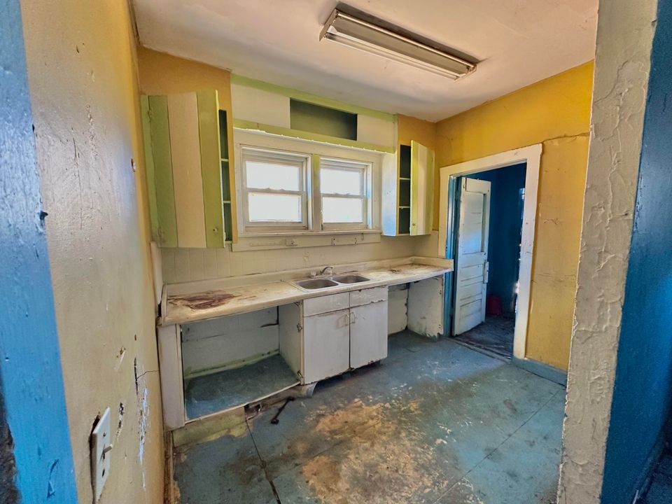 Active With Contract: $75,000 (3 beds, 1 baths, 984 Square Feet)