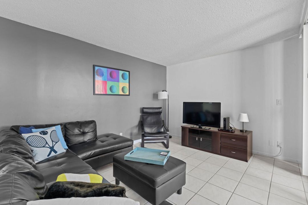 For Sale: $282,000 (2 beds, 2 baths, 1175 Square Feet)