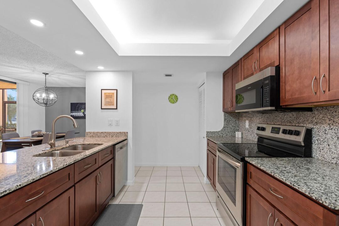 For Sale: $282,000 (2 beds, 2 baths, 1175 Square Feet)